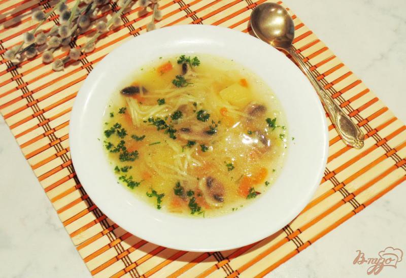 Фото приготовление рецепта: Вегетарианский суп с вермишелью и грибами шаг №8
