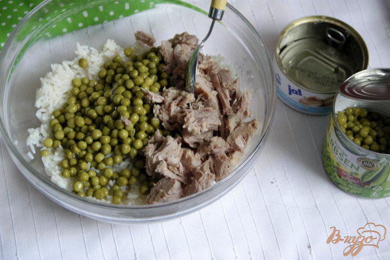 Фото приготовление рецепта: Салат из риса и тунца шаг №2