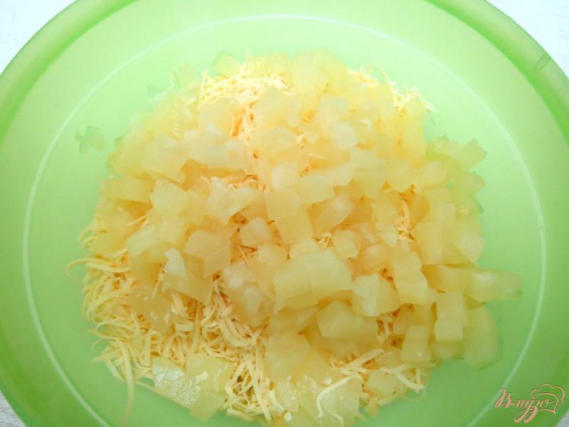 Фото приготовление рецепта: Салат с ананасом, сыром и чесноком шаг №4