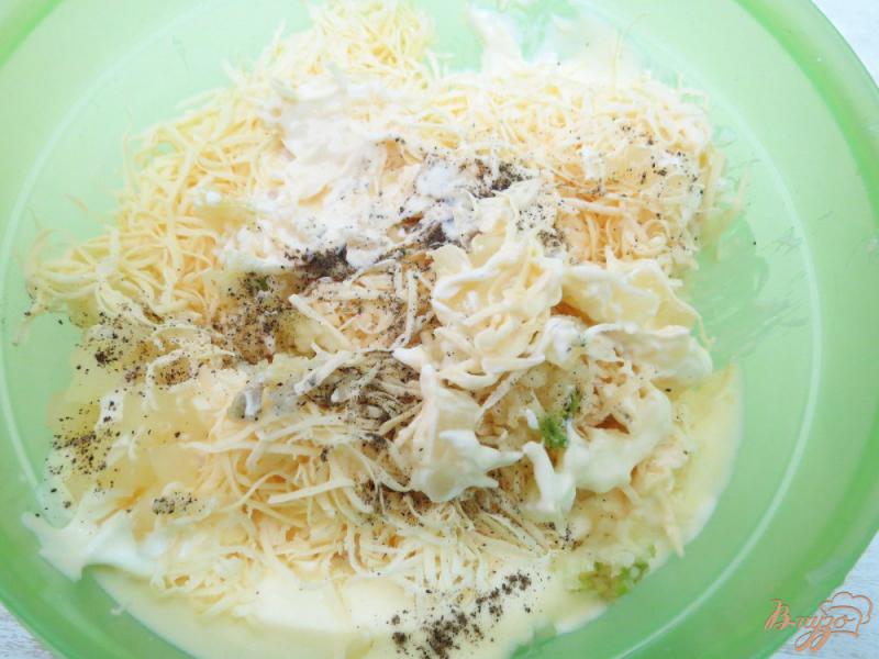 Фото приготовление рецепта: Салат с ананасом, сыром и чесноком шаг №6