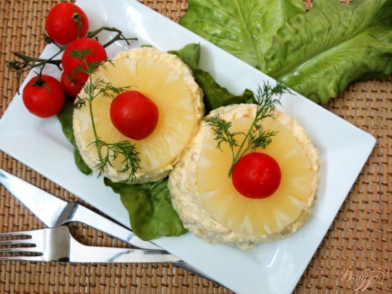 Фото приготовление рецепта: Салат с ананасом, сыром и чесноком шаг №7