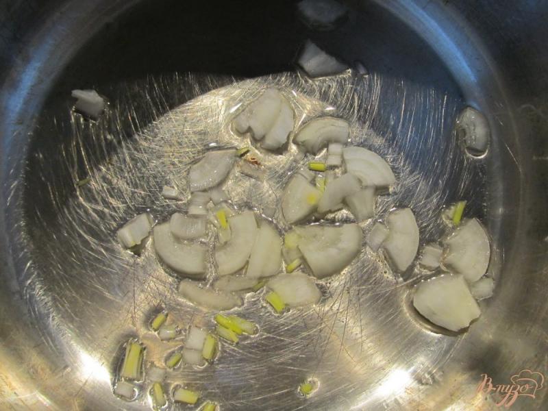 Фото приготовление рецепта: Суп-пюре из брокколи с сухариками шаг №1