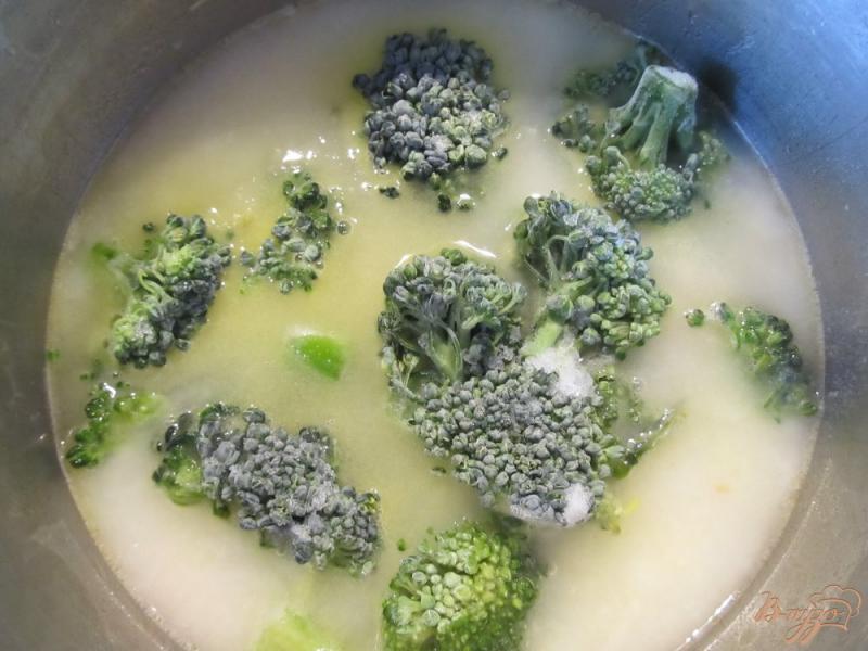 Фото приготовление рецепта: Суп-пюре из брокколи с сухариками шаг №5