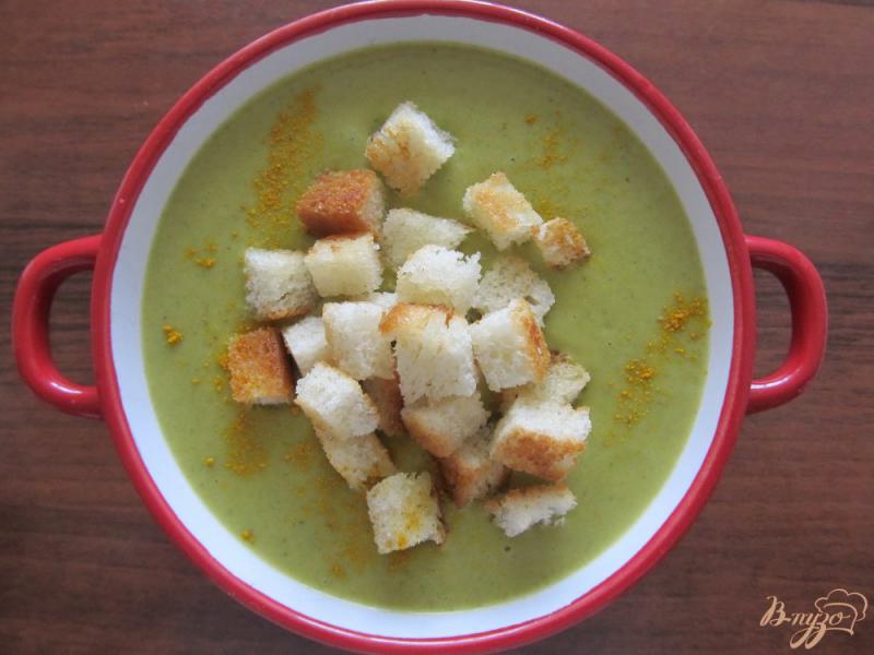 Фото приготовление рецепта: Суп-пюре из брокколи с сухариками шаг №11