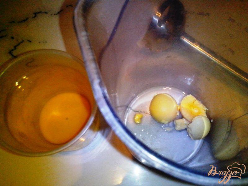 Фото приготовление рецепта: Майонез из двух видов яиц шаг №2