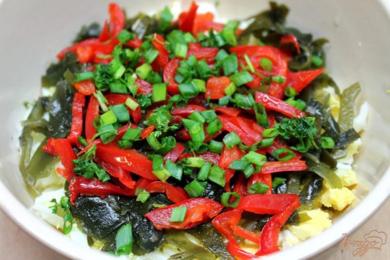 Фото приготовление рецепта: Салат из морской капусты с яйцом и болгарским перцем шаг №4