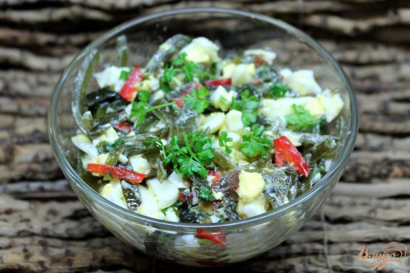 Фото приготовление рецепта: Салат из морской капусты с яйцом и болгарским перцем шаг №6