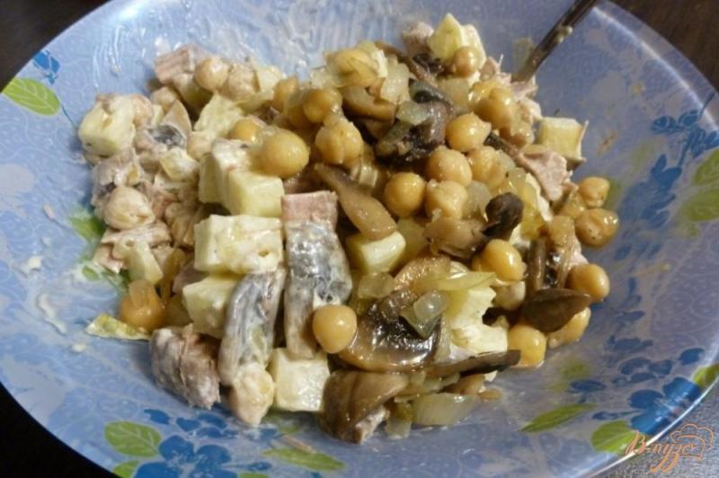 Фото приготовление рецепта: Салат из грибов и ананасов шаг №3
