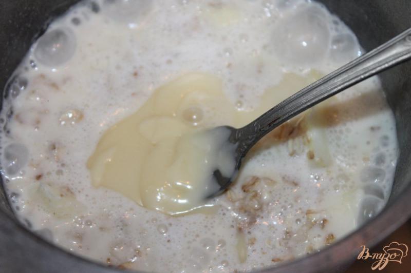 Фото приготовление рецепта: Овсянка на молоке с яблоками и орехами шаг №4