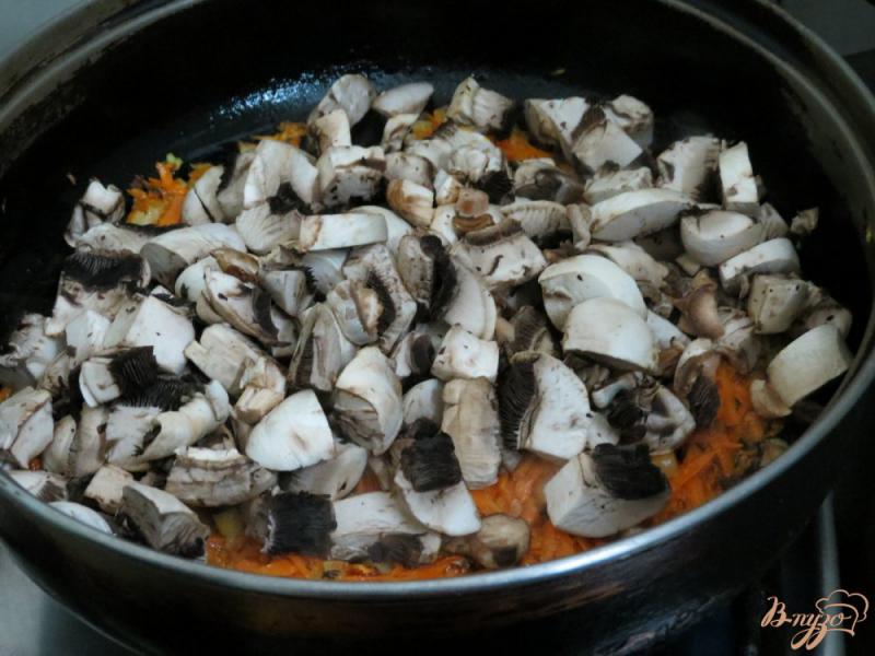Фото приготовление рецепта: Свекольник с фасолью и грибами шаг №5