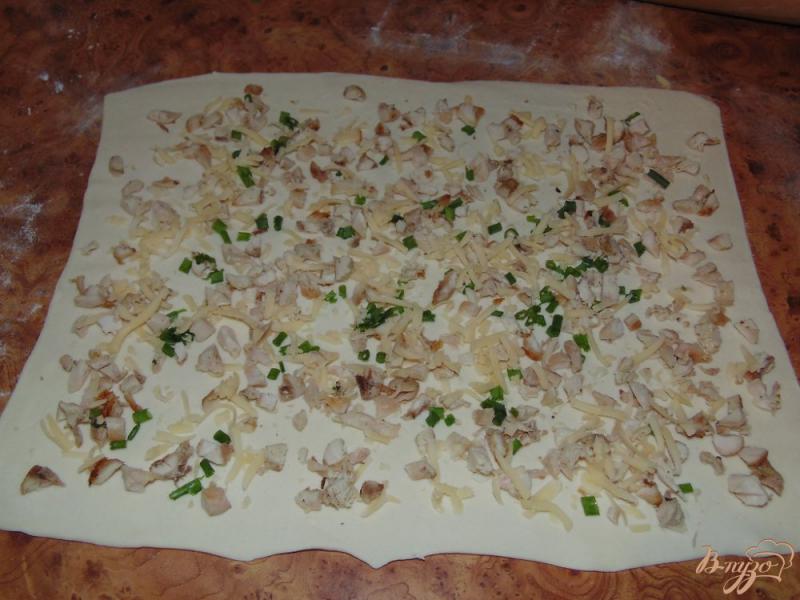 Фото приготовление рецепта: Булочки из слоеного теста с мясом курицы шаг №3