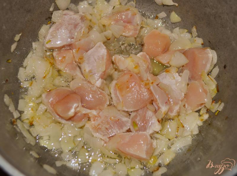 Фото приготовление рецепта: Картофель с курицей и сулугуни в казане шаг №2