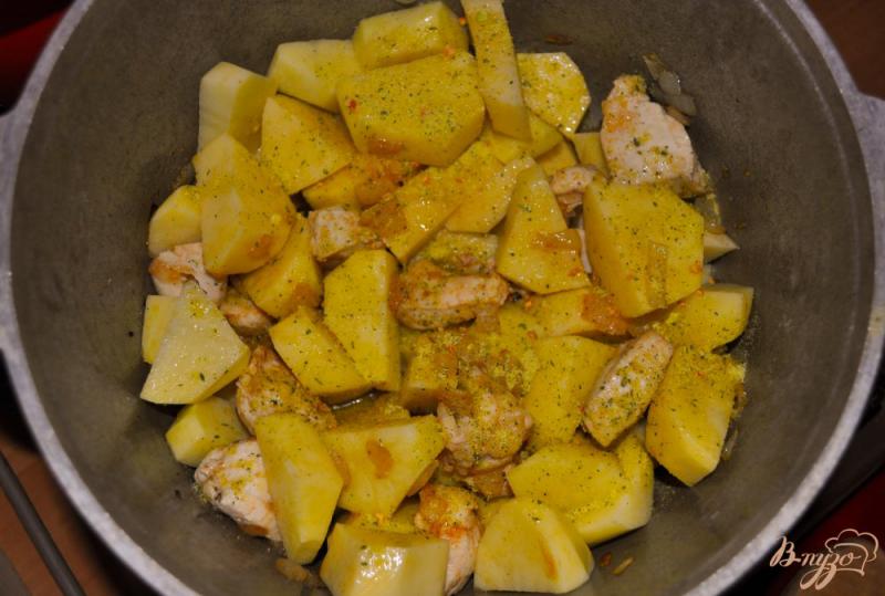 Фото приготовление рецепта: Картофель с курицей и сулугуни в казане шаг №4