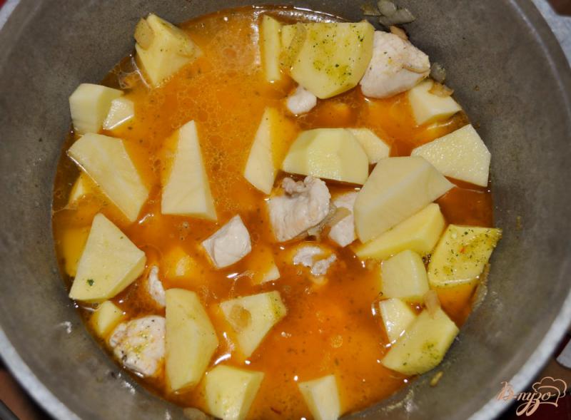 Фото приготовление рецепта: Картофель с курицей и сулугуни в казане шаг №5