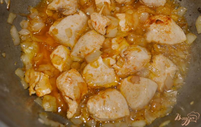Фото приготовление рецепта: Картофель с курицей и сулугуни в казане шаг №3