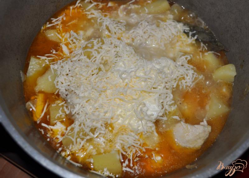 Фото приготовление рецепта: Картофель с курицей и сулугуни в казане шаг №7