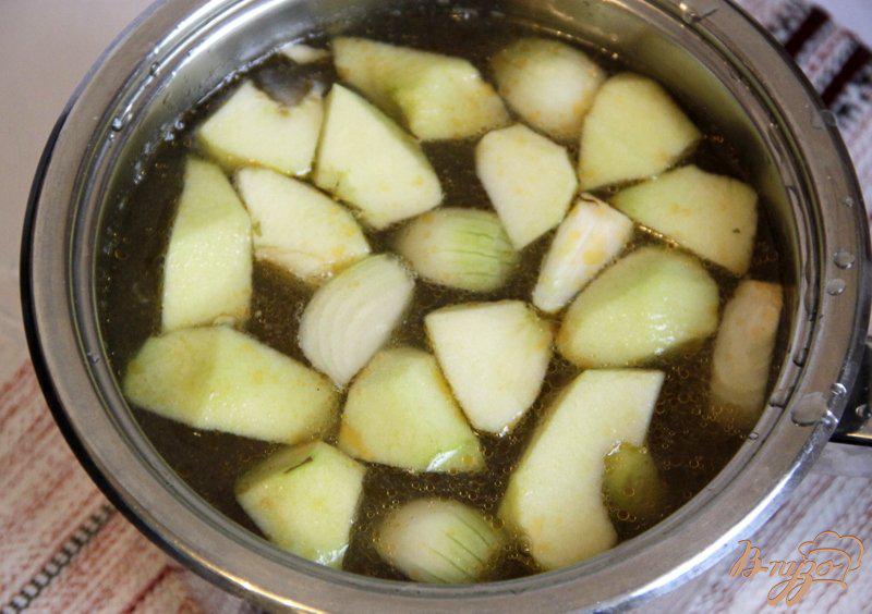 Фото приготовление рецепта: Суп-пюре  картофельный, с сельдереем и яблоком шаг №1