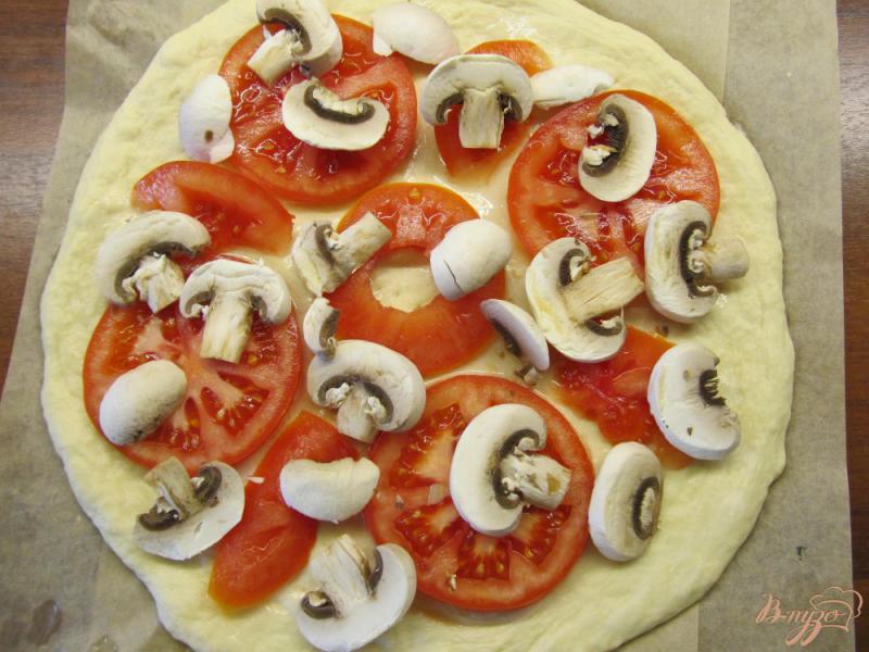 Фото приготовление рецепта: Вегетарианская пицца с грибами шаг №7