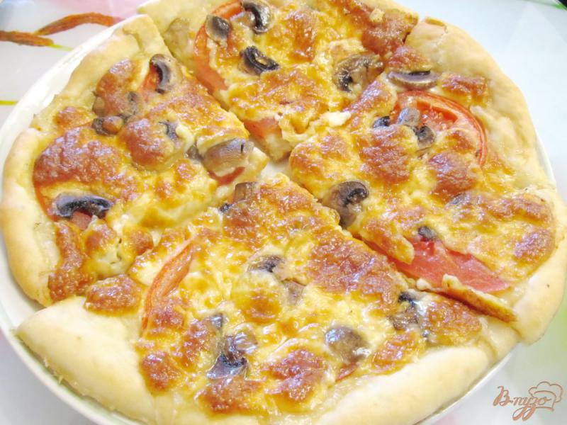 Фото приготовление рецепта: Вегетарианская пицца с грибами шаг №9
