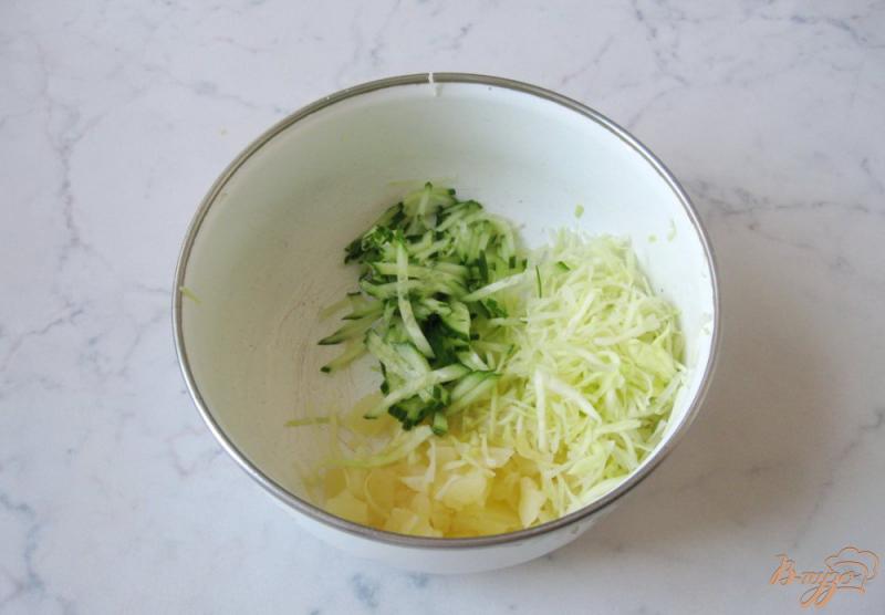 Фото приготовление рецепта: Салат из ананасов,  огурцов и кукурузы шаг №2