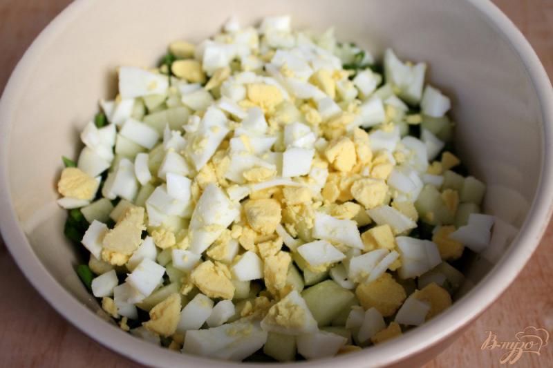 Фото приготовление рецепта: Салат с черемшой, яблоком и сухариками шаг №4