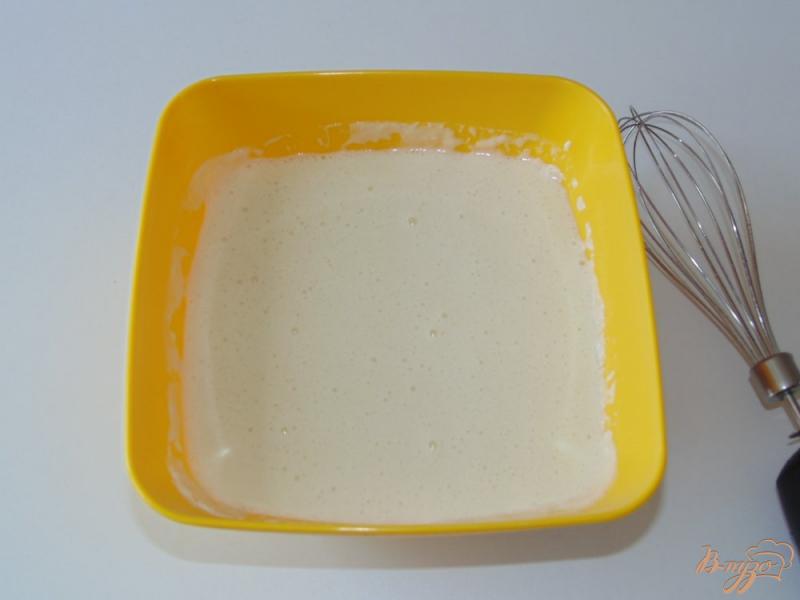 Фото приготовление рецепта: Блины с сахарной пудрой и сливочным маслом шаг №2