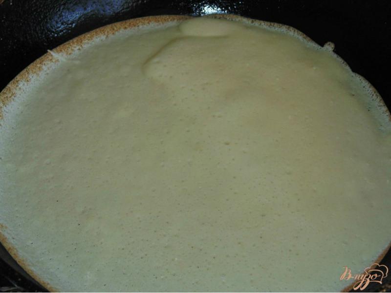 Фото приготовление рецепта: Блины с сахарной пудрой и сливочным маслом шаг №3