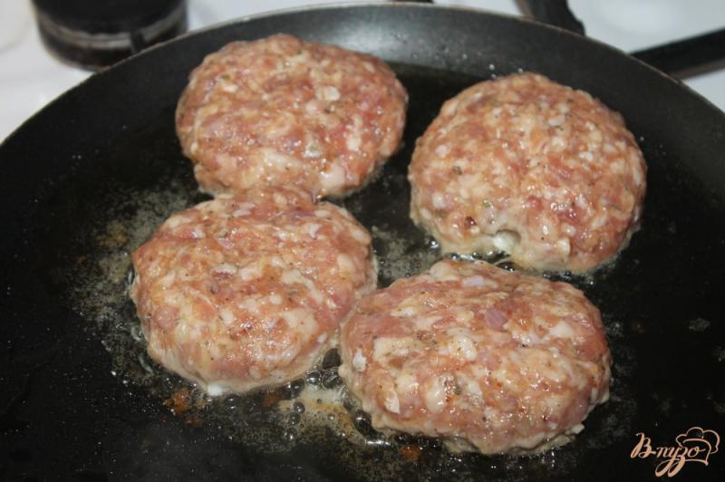 Фото приготовление рецепта: Свиные биточки с помидорами и сыром шаг №5
