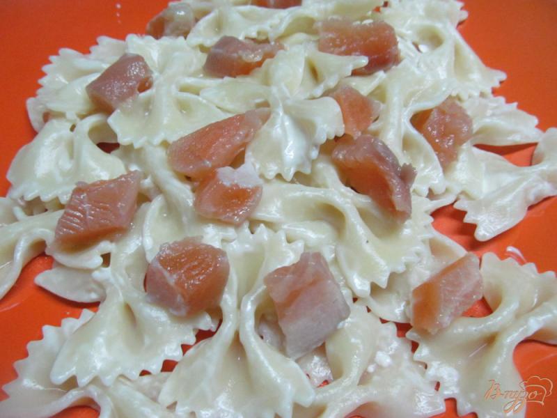 Фото приготовление рецепта: Салат с макаронами и семгой шаг №2
