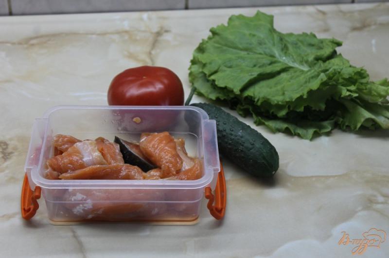 Фото приготовление рецепта: Салат с слабо соленой семгой и пармезаном шаг №1
