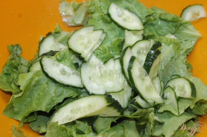 Фото приготовление рецепта: Салат с слабо соленой семгой и пармезаном шаг №3