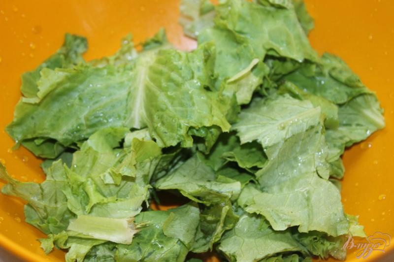 Фото приготовление рецепта: Салат с слабо соленой семгой и пармезаном шаг №2