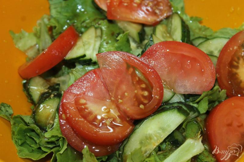Фото приготовление рецепта: Салат с слабо соленой семгой и пармезаном шаг №7