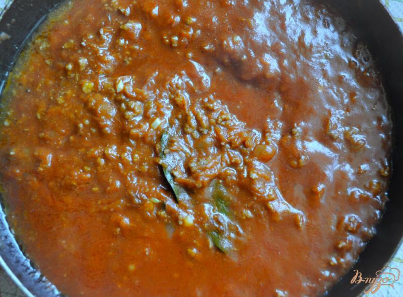 Фото приготовление рецепта: Лапша с мясным томатным соусом шаг №5