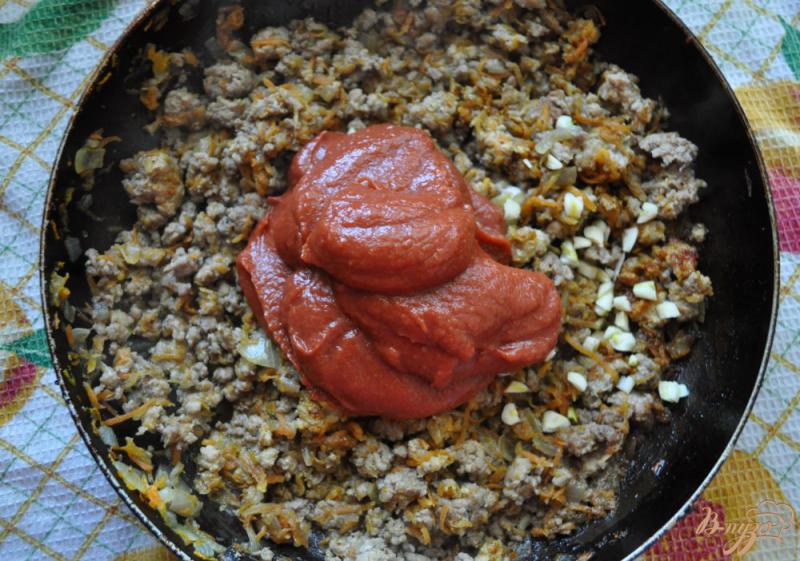 Фото приготовление рецепта: Лапша с мясным томатным соусом шаг №4
