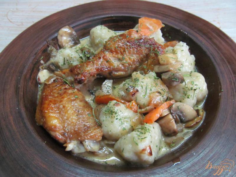 Фото приготовление рецепта: Картофельные клецки с грибами и курицей шаг №9