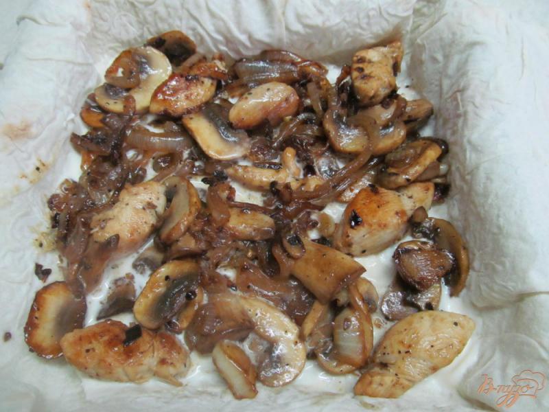 Фото приготовление рецепта: Пирог из лаваша с начинкой из мяса курицы и грибами шаг №4