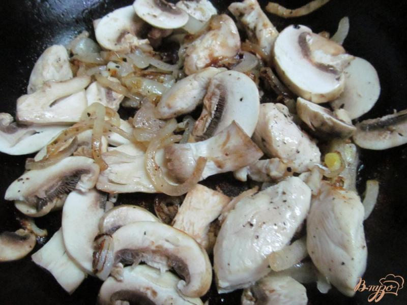 Фото приготовление рецепта: Пирог из лаваша с начинкой из мяса курицы и грибами шаг №2