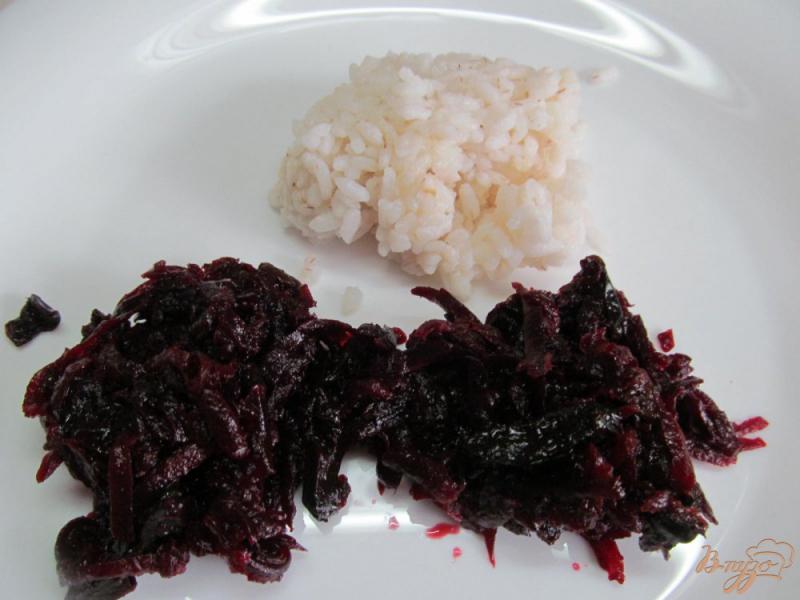 Фото приготовление рецепта: Салат из свеклы с рисом и черносливом шаг №4