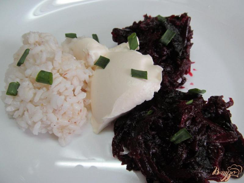 Фото приготовление рецепта: Салат из свеклы с рисом и черносливом шаг №5