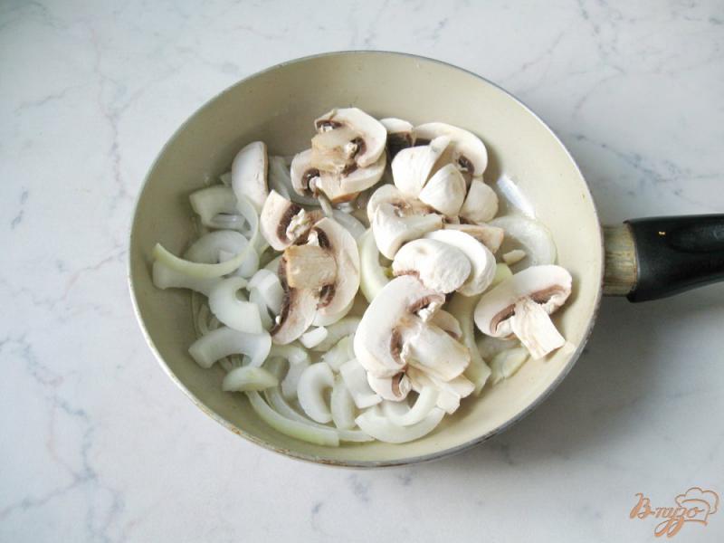 Фото приготовление рецепта: Тёплый салат с грибами  и сухариками шаг №4