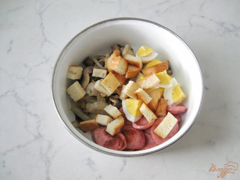 Фото приготовление рецепта: Тёплый салат с грибами  и сухариками шаг №7