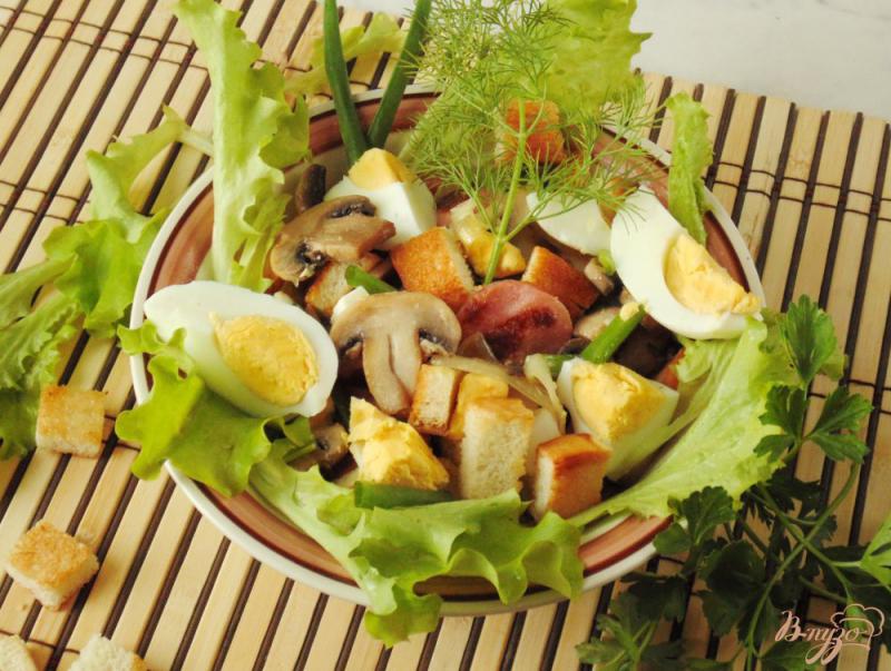 Фото приготовление рецепта: Тёплый салат с грибами  и сухариками шаг №8