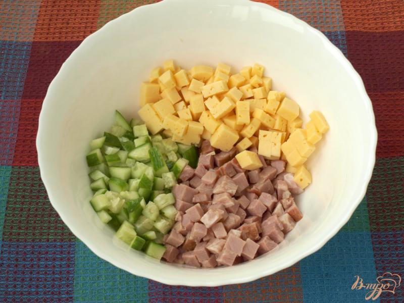 Фото приготовление рецепта: Салат с ветчиной, сыром и ананасом шаг №2