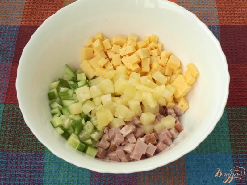 Фото приготовление рецепта: Салат с ветчиной, сыром и ананасом шаг №3
