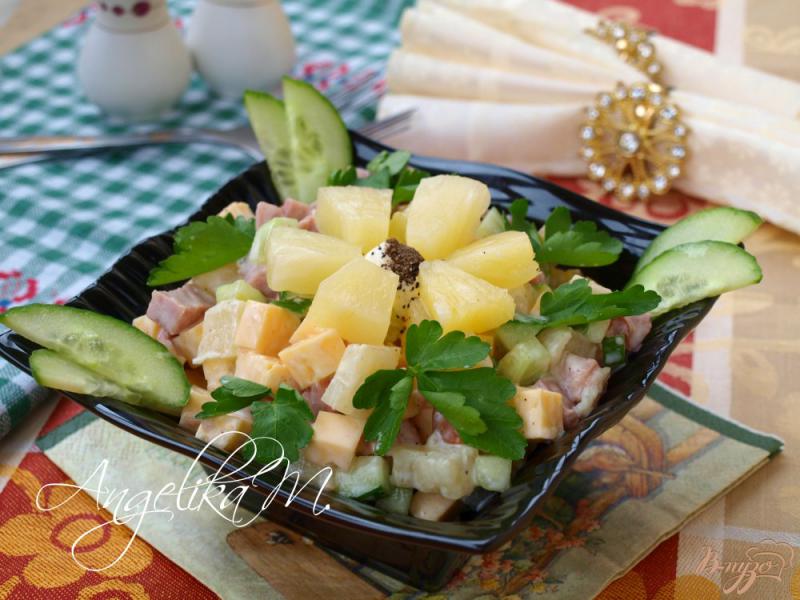Фото приготовление рецепта: Салат с ветчиной, сыром и ананасом шаг №4