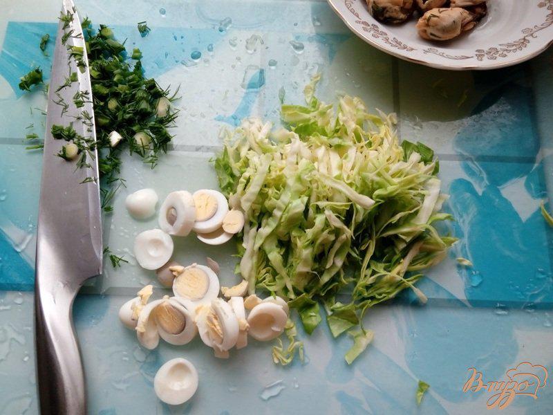 Фото приготовление рецепта: Салат с мидиями и молодой капустой шаг №2