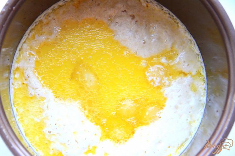 Фото приготовление рецепта: Пасхальный кулич с изюмом и  апельсиновой цедрой шаг №9