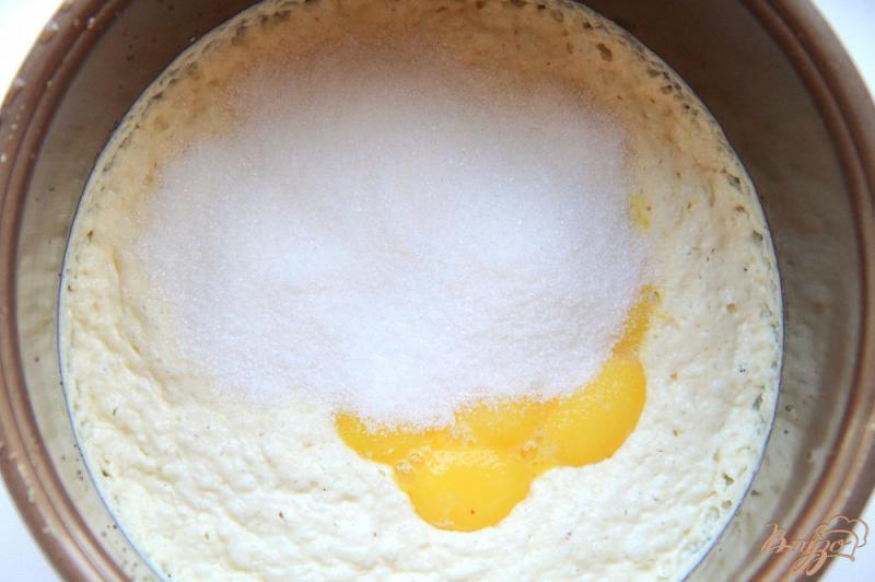 Фото приготовление рецепта: Пасхальный кулич с изюмом и  апельсиновой цедрой шаг №7