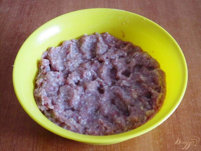 Фото приготовление рецепта: Чебуреки с мясом шаг №6